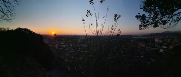 Панорама Брешии на закате из замка — стоковое фото