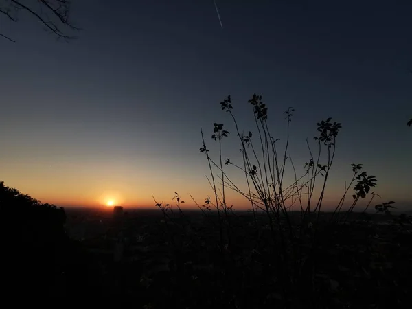 พาโนรามาของเบรสเซียตอนพระอาทิตย์ตกเห็นจากปราสาท — ภาพถ่ายสต็อก