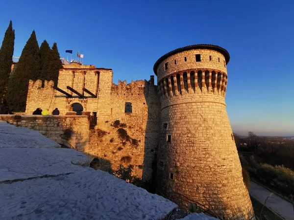 Brescia kasteelmuren en versterkte toren bij zonsondergang — Stockfoto