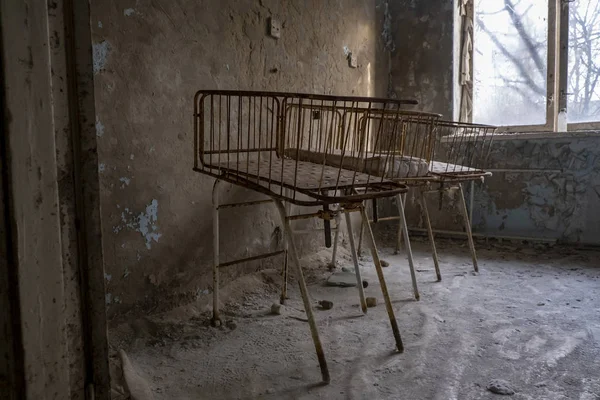 Tsjernobyl Pripriat verlaten kamers roestige wiegen — Stockfoto
