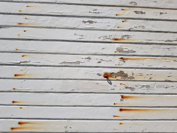 Cerca de madeira velha pintada decadente e ferrugem — Fotografia de Stock