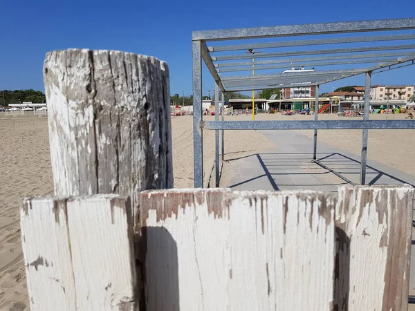 Cerca de madera vieja pintada decadente y óxido — Foto de Stock