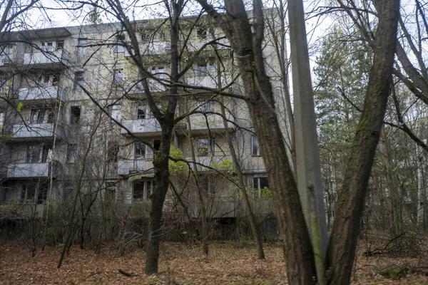 Tjernobylpripyat övergivna yttre övergivna byggnader med vild vegetation — Stockfoto