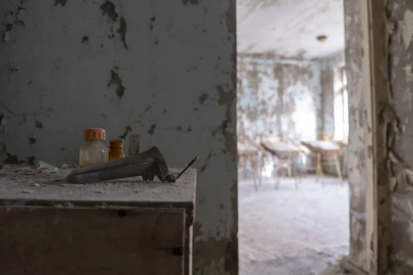 Chernobyl pripyat abandonado ferramentas médicas ginecologia espéculo — Fotografia de Stock