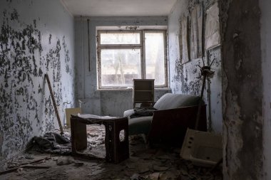 Çernobil pripyat masa ve kanepe ile terk edilmiş iç oda