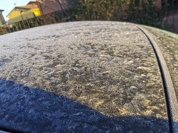 Vidro do carro congelado com gelo sobre a umidade — Fotografia de Stock