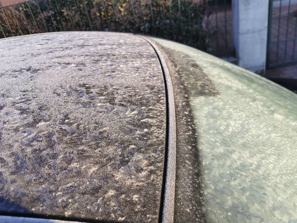 Vidrio del coche congelado con hielo sobre la humedad — Foto de Stock