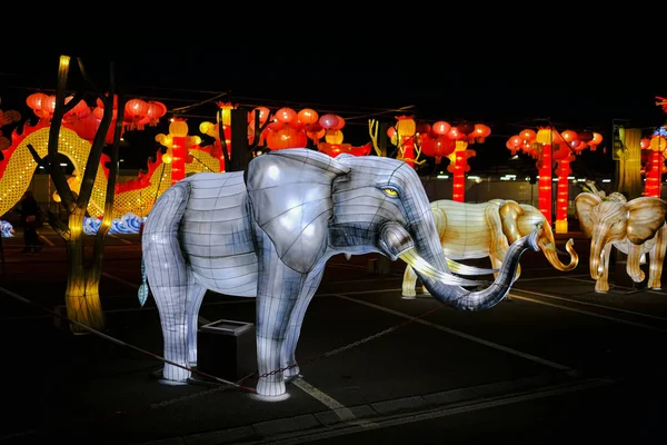 照明装飾中国紙と金属伝統的な象 — ストック写真