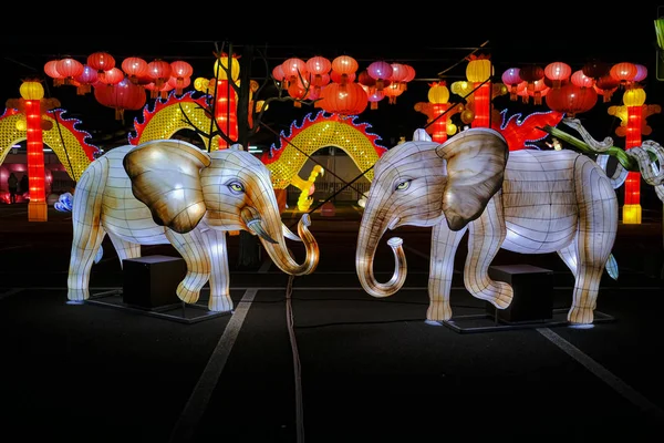 彩灯装饰中国纸和金属传统大象 — 图库照片