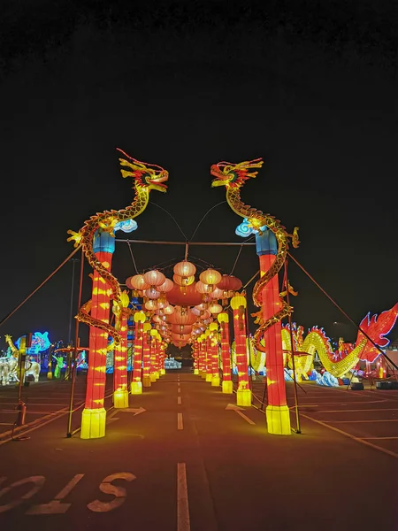 ライト装飾中国紙と金属伝統的な提灯はドラゴンアークを導いた — ストック写真