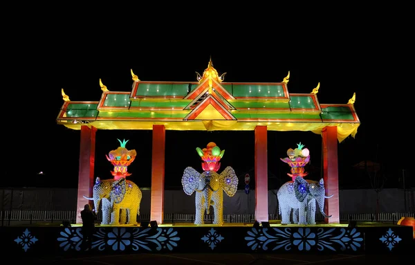 彩灯装饰中国纸和金属传统灯笼引导的弧形大象 — 图库照片