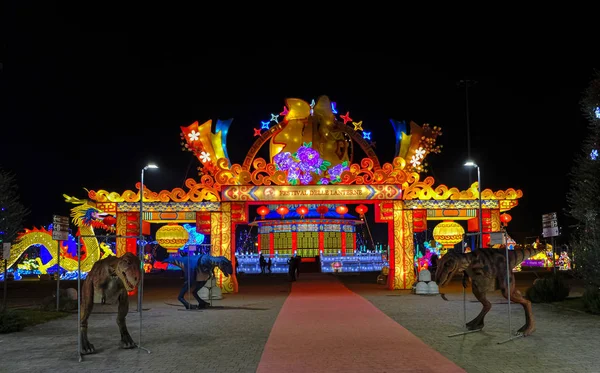 彩灯装饰中国纸和金属传统灯笼引弧 — 图库照片