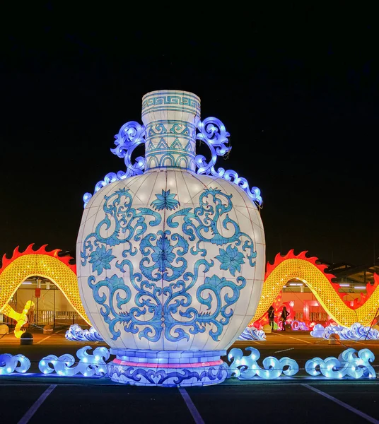 灯饰中国纸和金属传统灯笼带来的酒瓶 — 图库照片