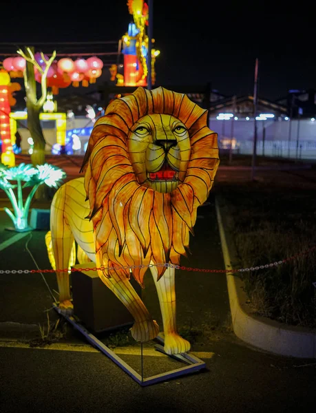 中国纸和金属传统雄狮装饰灯 — 图库照片