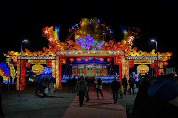 照明装飾中国紙と金属伝統的なランタン主導のパノラマ — ストック写真