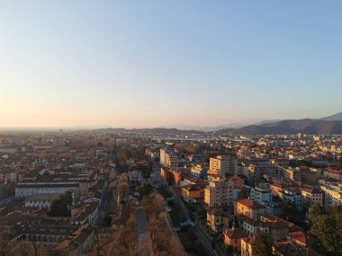 Panorama ve gün batımında kaleden Brescia şehri manzarası.