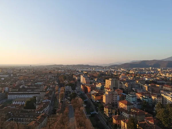 Panorama y vista de la ciudad de brescia desde el castillo al atardecer —  Fotos de Stock