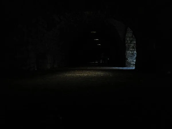 Passagem de túnel e subterrâneo nas paredes do castelo de Bréscia — Fotografia de Stock