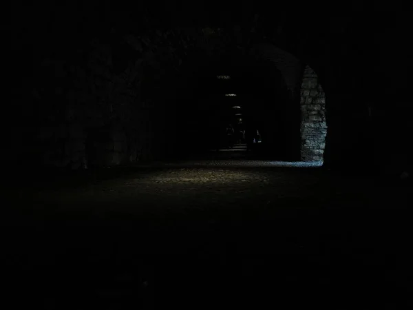 Tunnel und unterirdischer Gang in den Mauern des Schlosses von Brescia — Stockfoto