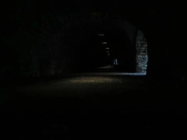 Tunnel und unterirdischer Gang in den Mauern des Schlosses von Brescia — Stockfoto