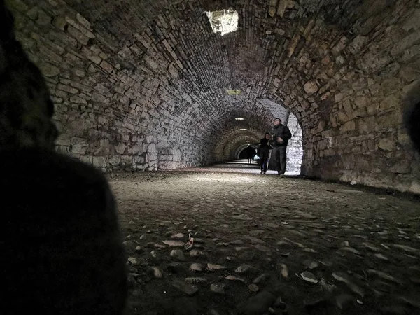 Túnel y paso subterráneo en las murallas del castillo de Brescia — Foto de Stock