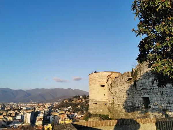 Оборонительная башня на стенах замка Брешиа на закате — стоковое фото