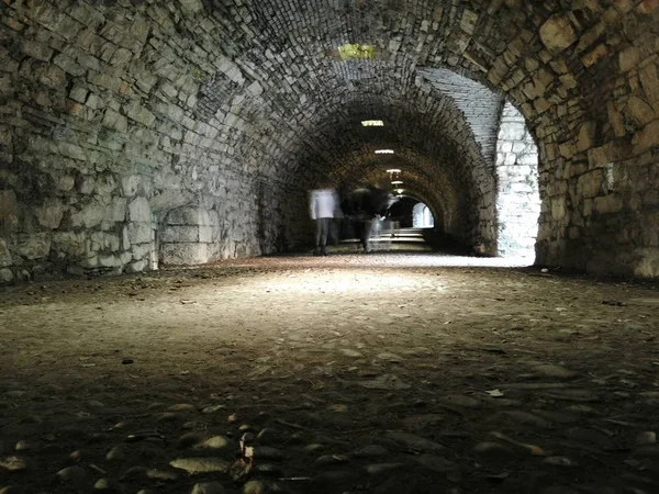 Passagem de túnel e subterrâneo nas paredes do castelo de Bréscia — Fotografia de Stock