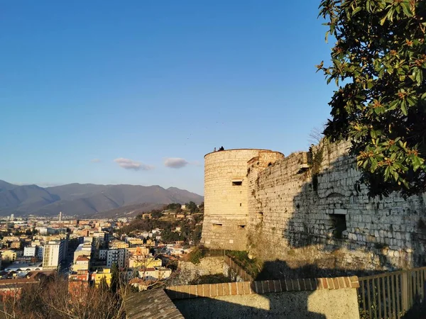Torre de defensa en las paredes del castillo de Brescia al atardecer —  Fotos de Stock