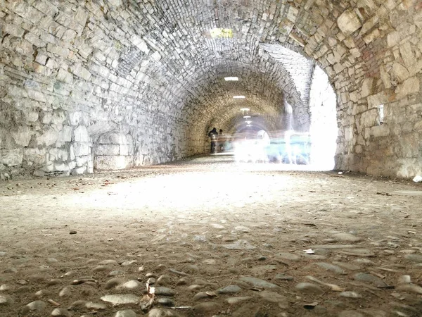Tünel ve yeraltı geçidi Brescia kalesinin duvarlarında. — Stok fotoğraf