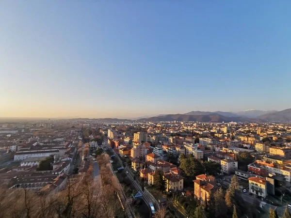 Panorama e vista da cidade de brescia a partir do castelo ao pôr do sol — Fotografia de Stock