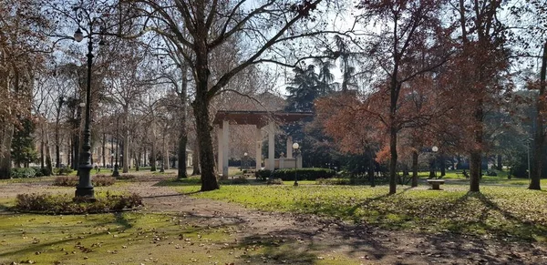 Panorama park veřejné zahrady reggio emilia divadlo údolí — Stock fotografie