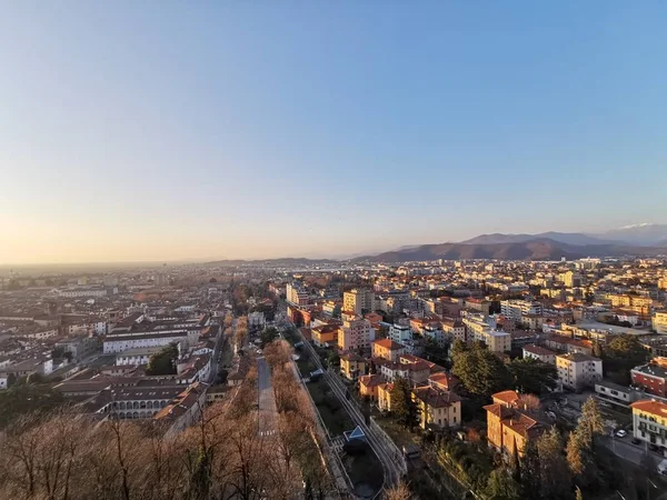 Panorama y vista de la ciudad de brescia desde el castillo al atardecer — Foto de Stock