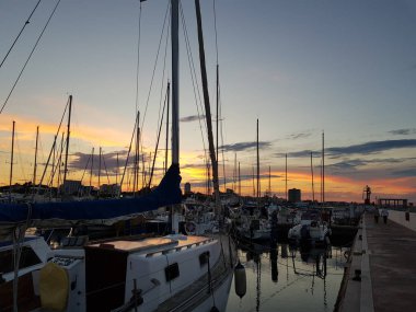  Güzel gün batımı limanı Cervia Milano Marittima ve tekneleri