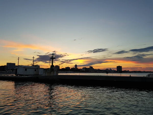 Prachtige zonsondergang haven Cervia Milano Marittima met boten — Stockfoto