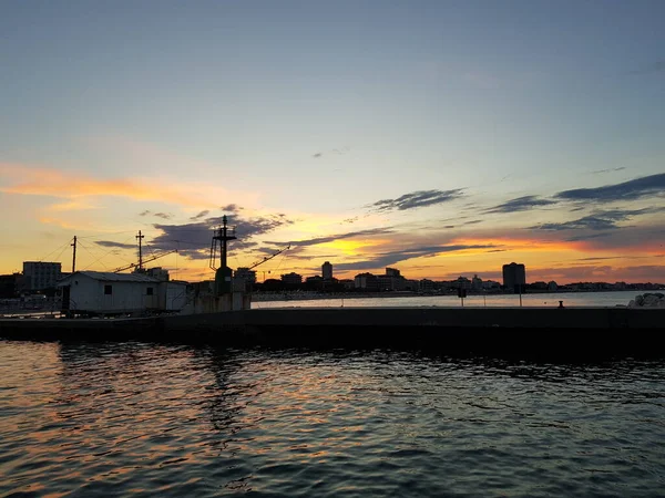 Krásný západ slunce přístav Cervia Milano Marittima s čluny — Stock fotografie