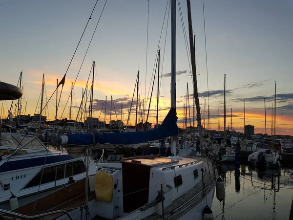 Όμορφο ηλιοβασίλεμα λιμάνι Cervia Milano Marittima με βάρκες — Φωτογραφία Αρχείου