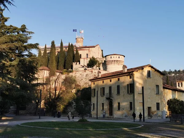 Castillo de Brescia, murallas protectoras y torre en un hermoso día soleado —  Fotos de Stock