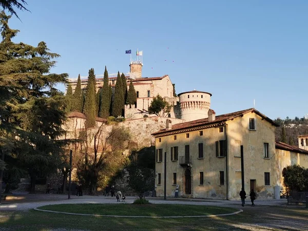 Burg von Brescia, Schutzmauern und Turm an einem schönen, sonnigen Tag — Stockfoto