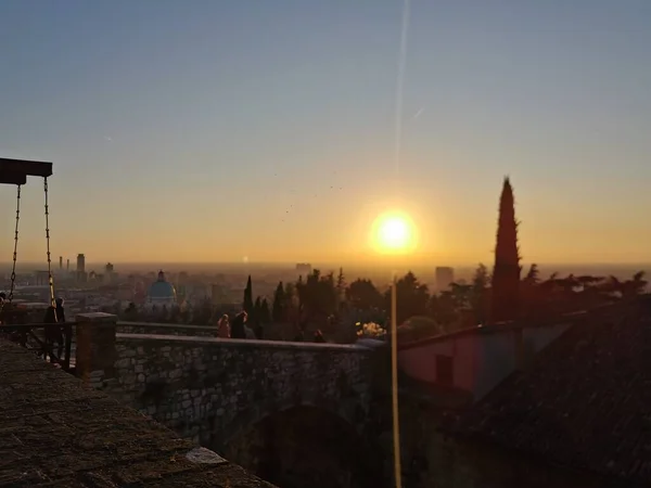 Gün batımında Brescia manzarası kaleden görüldü. — Stok fotoğraf