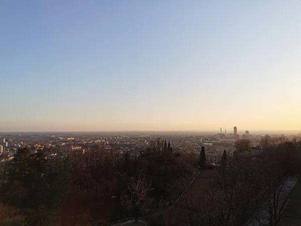 Panorama de brescia ao pôr do sol visto do castelo — Fotografia de Stock