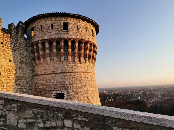 Brescia城堡，防护墙和塔在一个美丽的阳光灿烂的日子 — 图库照片