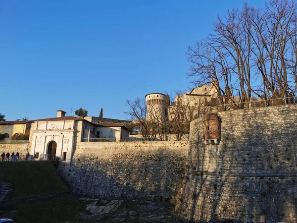 Brescia kastély, védőfalak és torony egy gyönyörű napsütéses napon — Stock Fotó