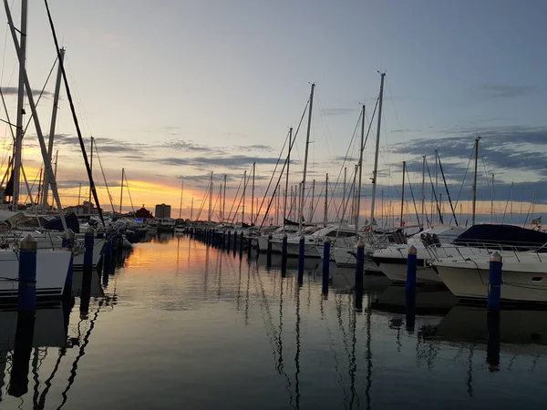 Όμορφο ηλιοβασίλεμα λιμάνι Cervia Milano Marittima με βάρκες — Φωτογραφία Αρχείου