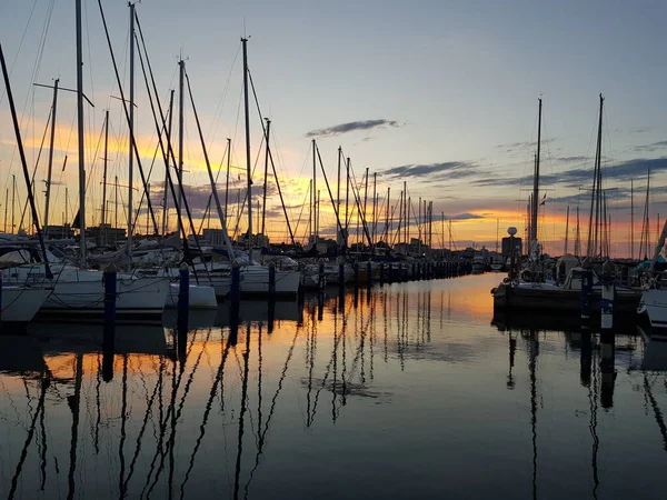 Güzel gün batımı limanı Cervia Milano Marittima ve tekneleri — Stok fotoğraf