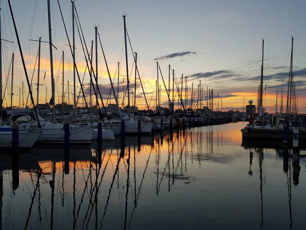 美しい夕日の港｜Cervia MilanoボートとMarittima — ストック写真