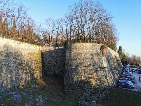 Zamek Brescia, mury ochronne i wieża w piękny słoneczny dzień — Zdjęcie stockowe