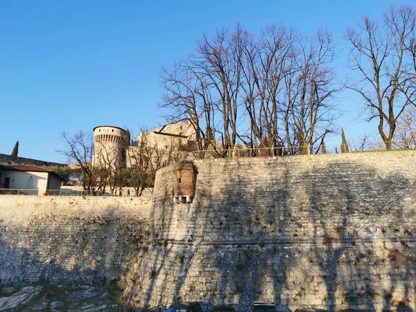 Hrad Brescia, ochranné zdi a věž v krásném slunečném dni — Stock fotografie