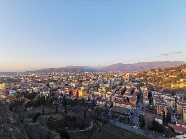 Панорама Брешии на закате из замка — стоковое фото