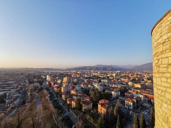 Панорама Брешии на закате из замка — стоковое фото