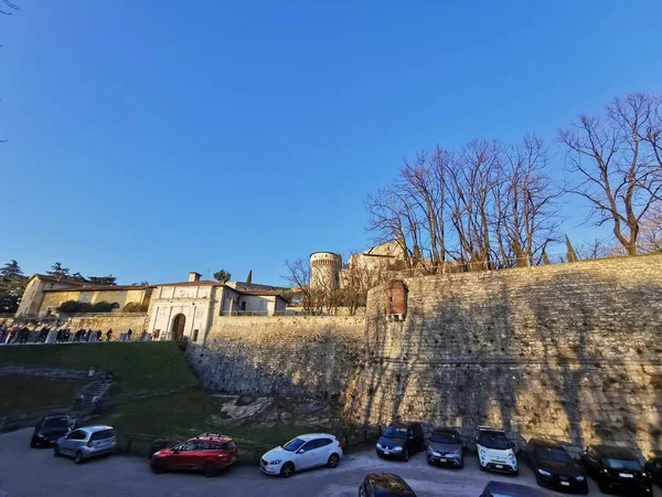 Castello di Brescia, mura protettive e torre in una bella giornata di sole — Foto Stock